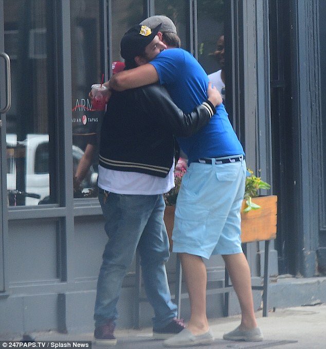 LeoActivities's tweet photo. Leonardo DiCaprio running up to Jonah Hill and pretending to be a fan taking pictures (2016) https://t.co/beOkKuVGWT