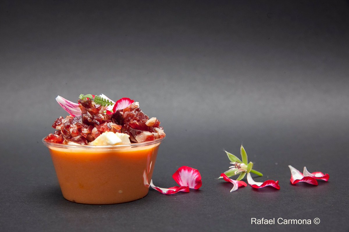 LASALMORETECA's tweet photo. Una de salmorejos y su acompañamiento de nuestra gastronomia liquida https://t.co/w0oJq2hTMK
