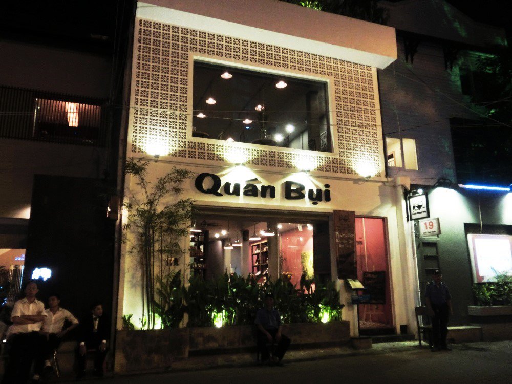 SolocalGroupUK's tweet photo. A restaurant in Ho Chi Minh City publishes a free newspaper and other clever #LocalIdeas. https://t.co/p2FeBuMLsJ https://t.co/FlhhIeKd39