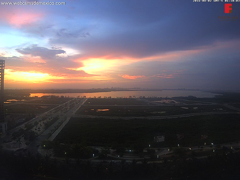 webcamsdemexico's tweet photo. Hermoso...pinceladas de amanecer este martes para #Cancún #QuintanaRoo vistas desde @fiestainn Malecón Tajamar: https://t.co/dcV4M8xvsO