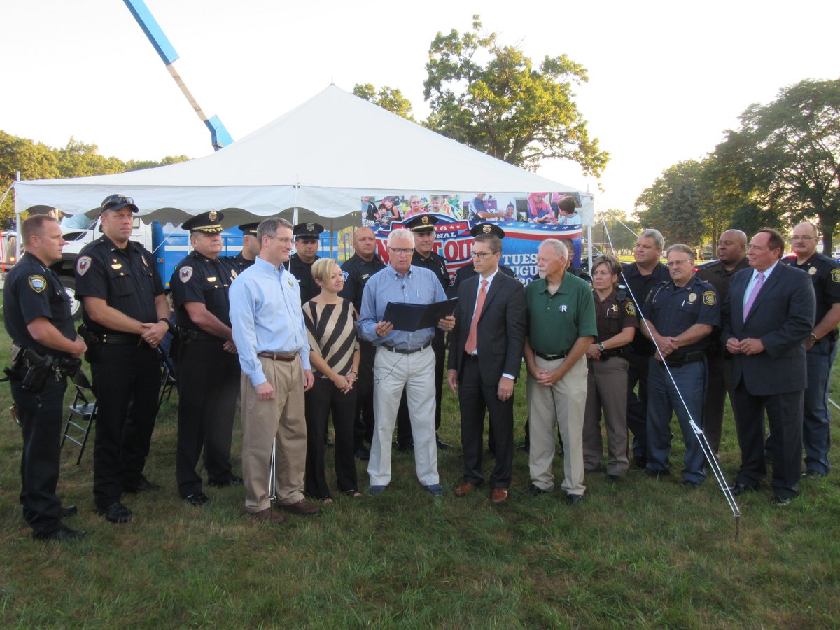 ConsumersEnergy's tweet photo. We're joined by #KentCounty mayors and law enforcement to promote safer communities. https://t.co/iRh2hHaGlu #NNO https://t.co/zEuTUdcUnI