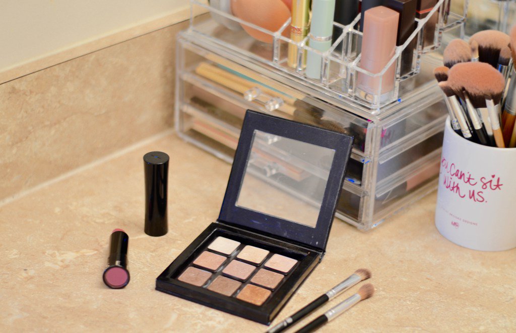 Creating a Custom Eyeshadow Palette goodspiritsblog.com/2016/08/02/cre…