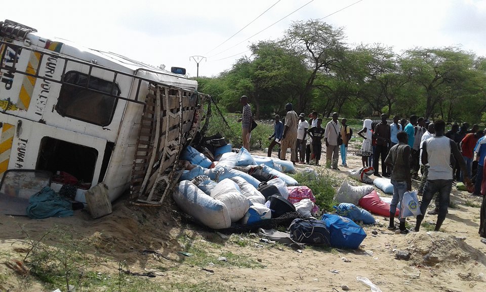 ndaractu's tweet photo. Accident à Ngalléle: Un car ndiaga ndiaye se renverse et fait plus d’une trentaine… https://t.co/r2RXwrchIo https://t.co/hEzOtY9xzH