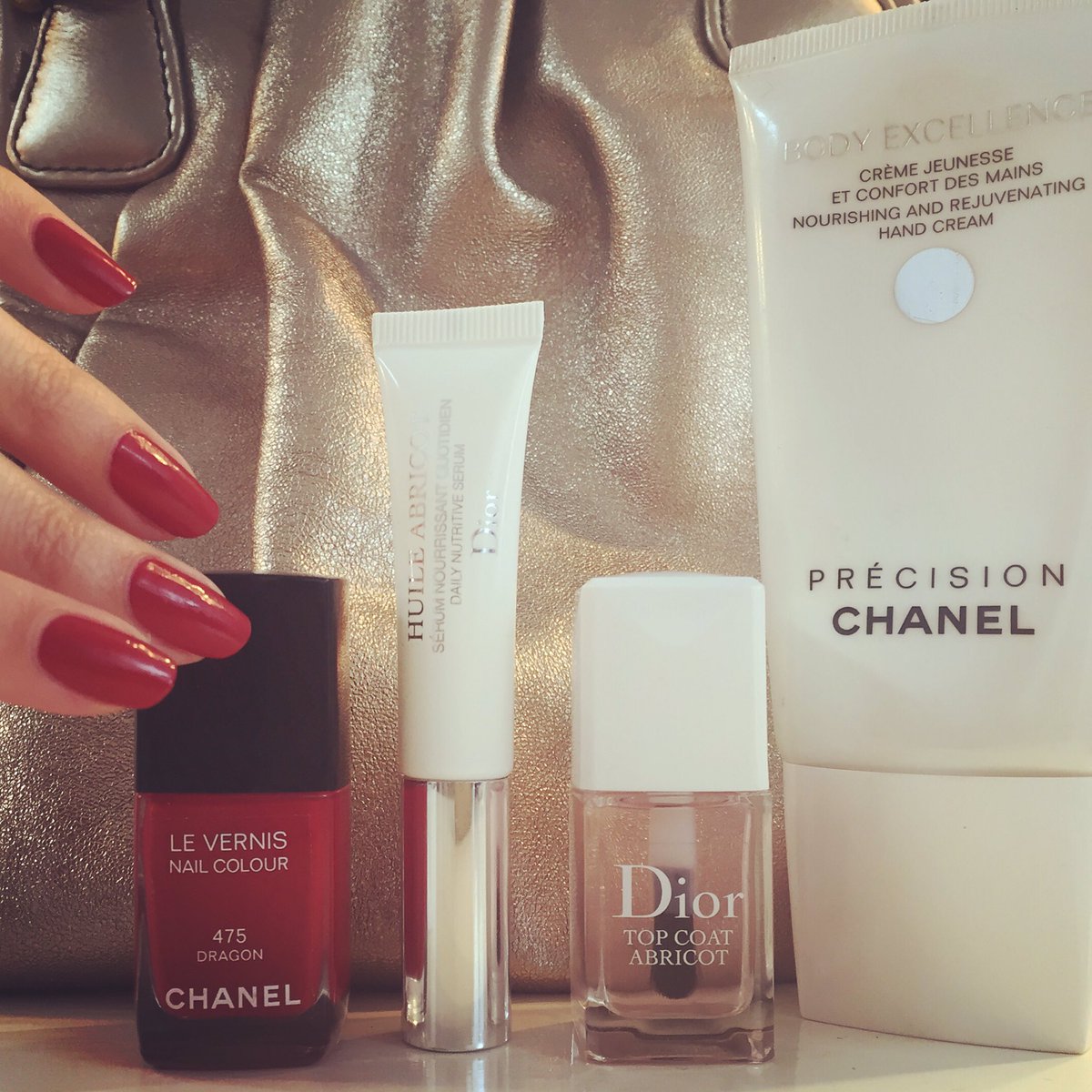 Nina_Taylor's tweet image. Fab #sessiontech @jennienippard using lovely products to create a perfect #manicure on todays shoot #nails #rednails