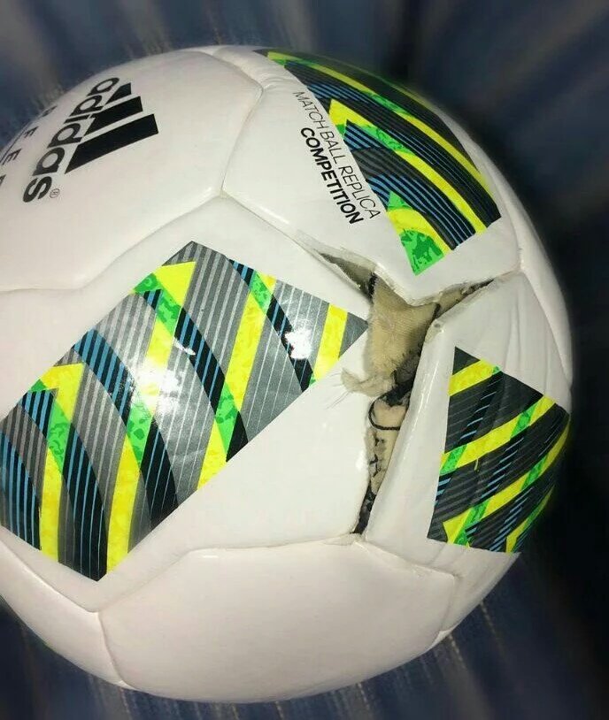 Ramón on Twitter: "Un mes de uso. El Adidas Errejota explota. Con estos balones hasta final de liga, les saldrá caro a los clubes... https://t.co/YCoyH9T0yc" / Twitter
