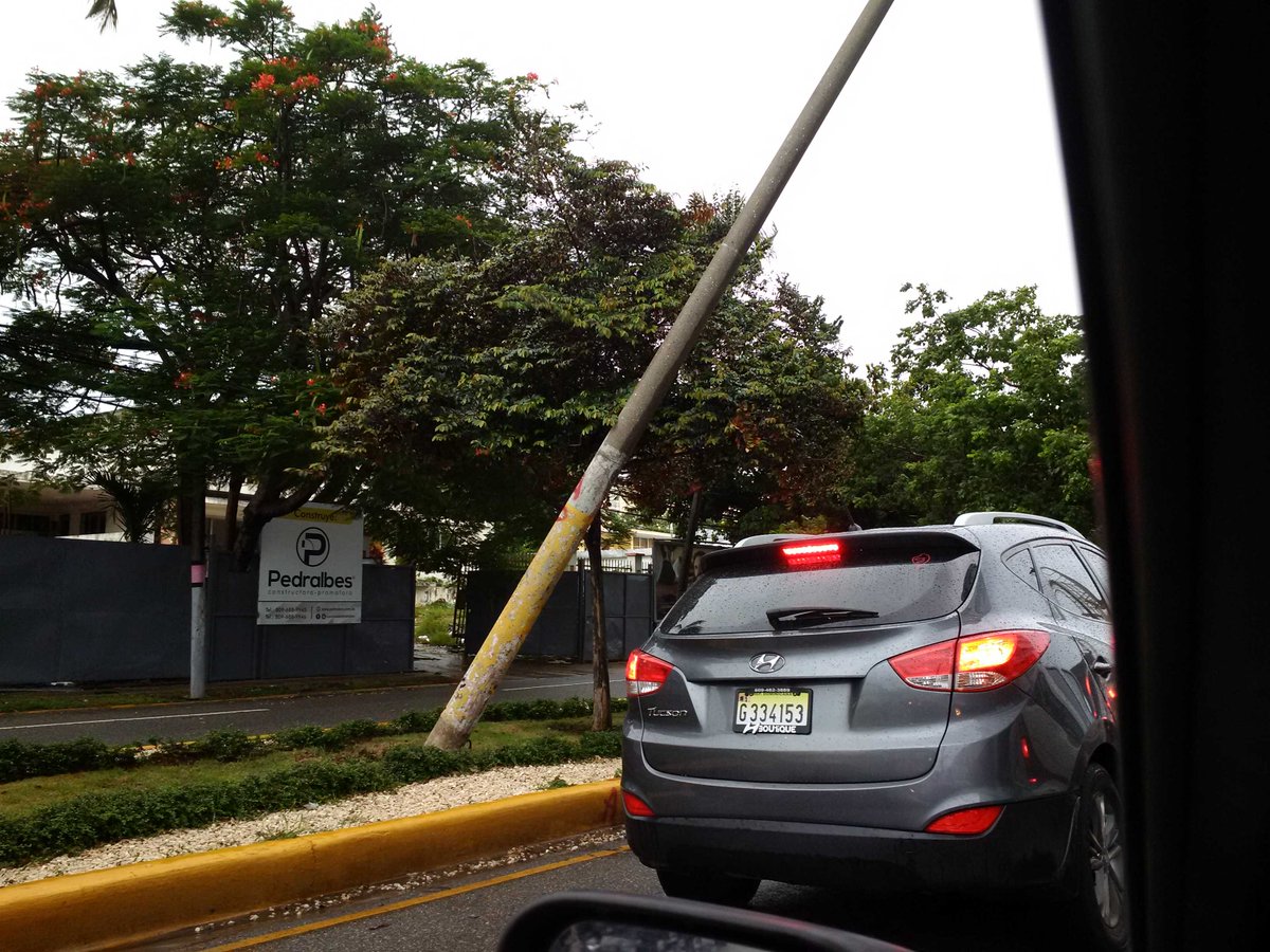 pousuazo's tweet photo. Un poste a punto de desplomarse en la Av. Sarasota frente a la Torre Empresarial y nadie es responsable de él. https://t.co/aq8J9tgh3g