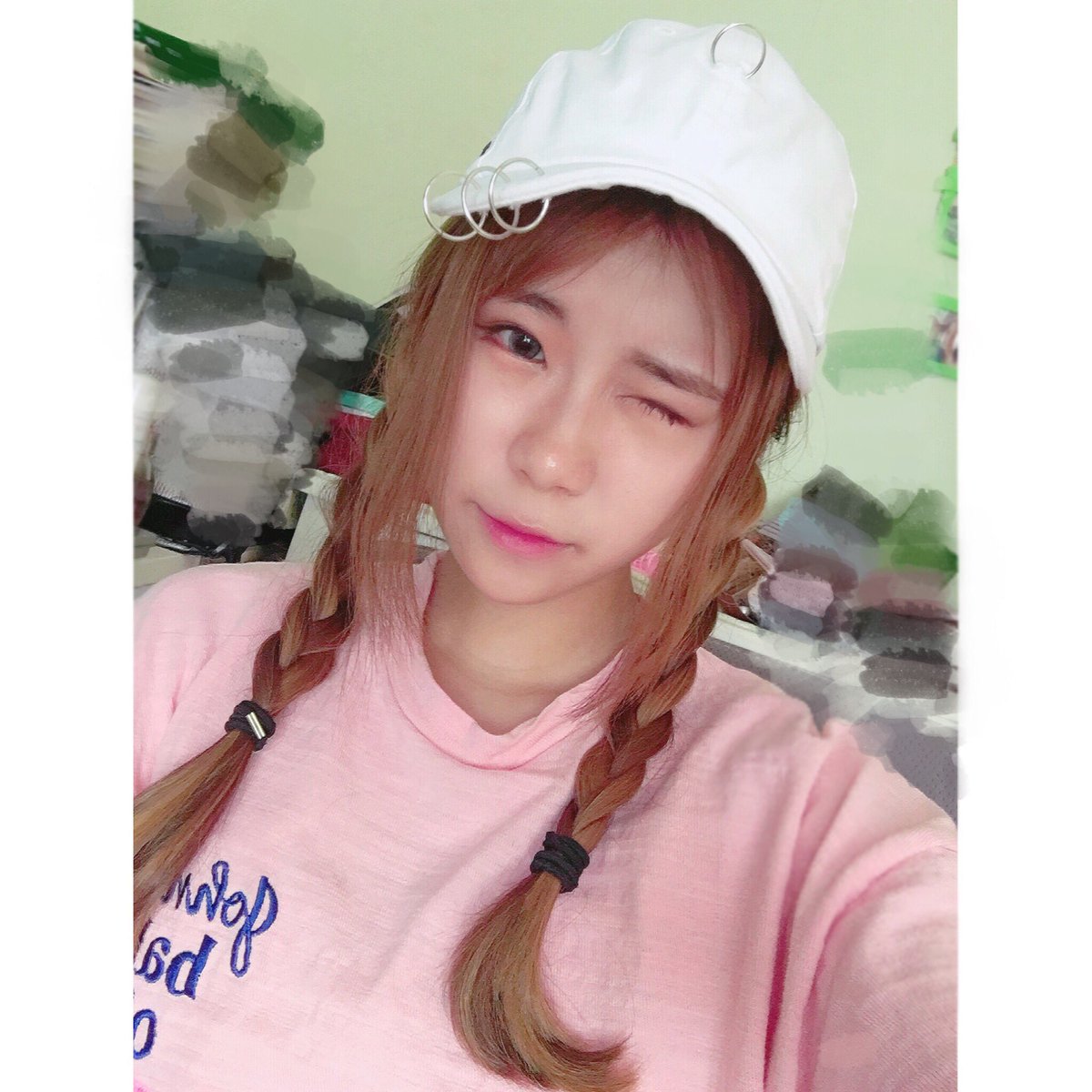 chris_cui030's tweet photo. My new makeup 🙃 https://t.co/Rn52odrWGd