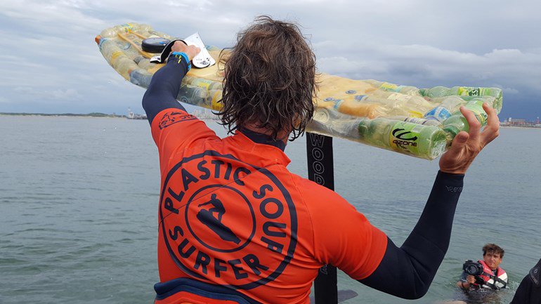 plasticsoupfoun's tweet photo. Plastic Soup Surfer @merijntinga is klaar voor overtocht naar Engeland op #plastic board https://t.co/RIDcXTkqOW https://t.co/u5qxwfxo6Q