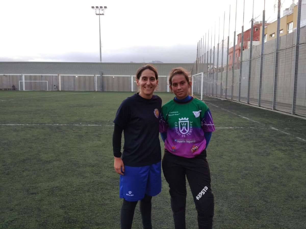 CD_LAGUNA1984's tweet photo. *Femenino| Nuestra capitana Noelia Pimienta dió la bienvenida a Gisela, nueva portero de nuestro club #Vamosmoradas https://t.co/0fKqgeesKC