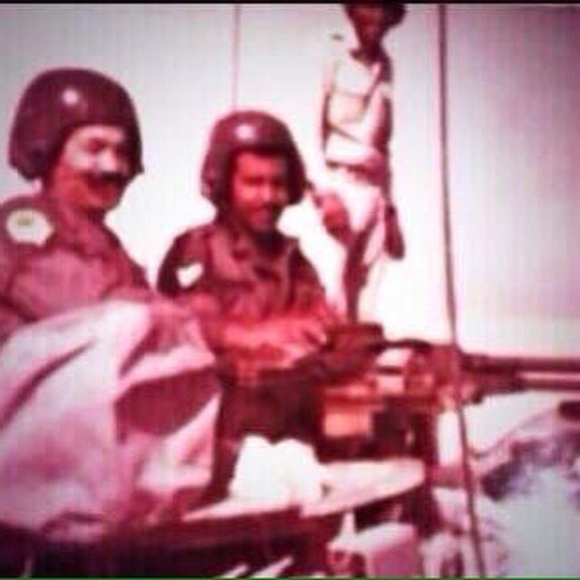 almwatinnews's tweet photo. صوره اول دبابه دخلت بالتحرير يقودها حميدان العنزي وسر��ان الشمري ولازالو بدون
#وطن_النهار
#ذكري_الغزو_العراقي_الغاشم https://t.co/kbA9RKaFYv