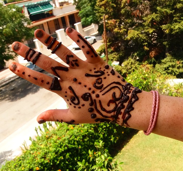 jemmadaley1992's tweet photo. When your drunk and your sister asks you to do a henna on her hand 🙈🙈🙈😂😂😂😳😳😳 https://t.co/54JibFKYkd