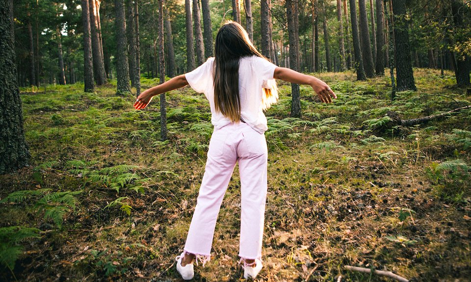 uoeurope's tweet photo. We love this dreamy pic of @carlotaweberm in our vintage pink @LEVIS 💕 https://t.co/OuMAgJDL67 (📸: @OlmoForest) https://t.co/DFVpQcIPIZ