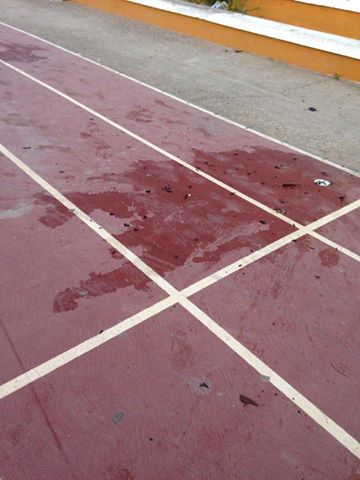 TriatlonCapa's tweet photo. Este es el lamentable estado de nuestro polideportivo esta mañana.  Nos gustaría crear conciencia  .@Alcalamegusta https://t.co/eZFY0oLVha