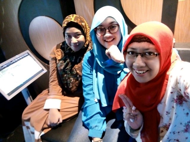 heerania's tweet photo. #finally #syawalan wif #besties after weeks almost failed, wkkkkkk #funSinging https://t.co/TfBACGidiH