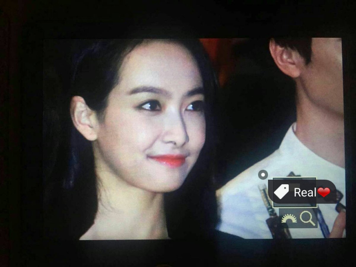 Vickryslove's tweet photo. Made a mistake it's a roadshow anyway😁✌ (160802) cr.owner #fx #Victoria https://t.co/gsE8hXIwzS