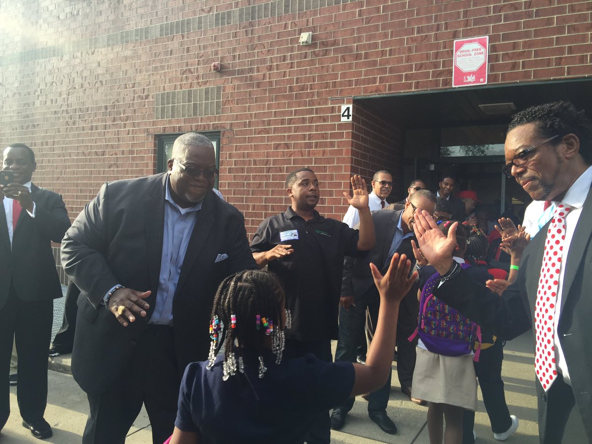 DrPrestonTAdams's tweet photo. Thanks Indy Men, Kappas, &amp; IPS for a great Hi-5 kickoff @ #42 @IndyUrbanHi5 @kwellscomm @FerebeeIPS @FanchonStinger https://t.co/b3cyRygKRs