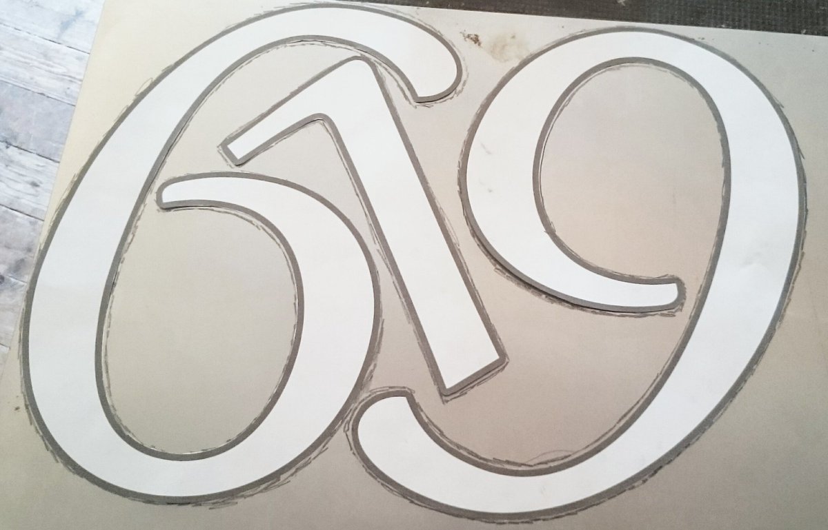 Adressändringen firas med nya plåtsiffror. Industrifastigheten från 1920 är nu reggad i det moderna nummerregistret.