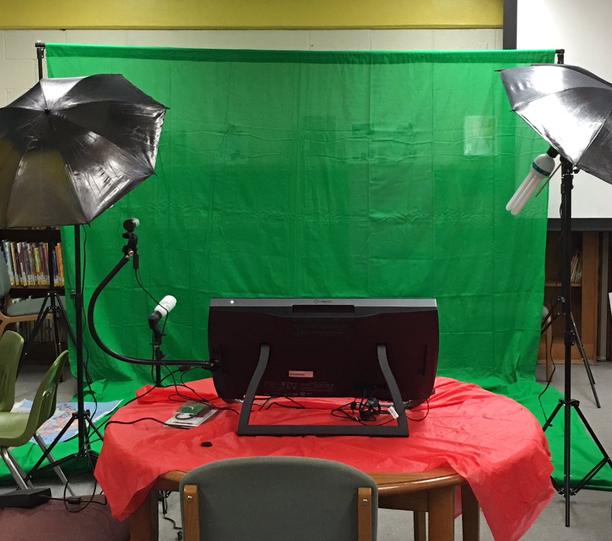 _CindyWallace_'s tweet photo. Green screen and zSpace...#STEM training just got real @MarshallISD https://t.co/SjX4y6Fh3a