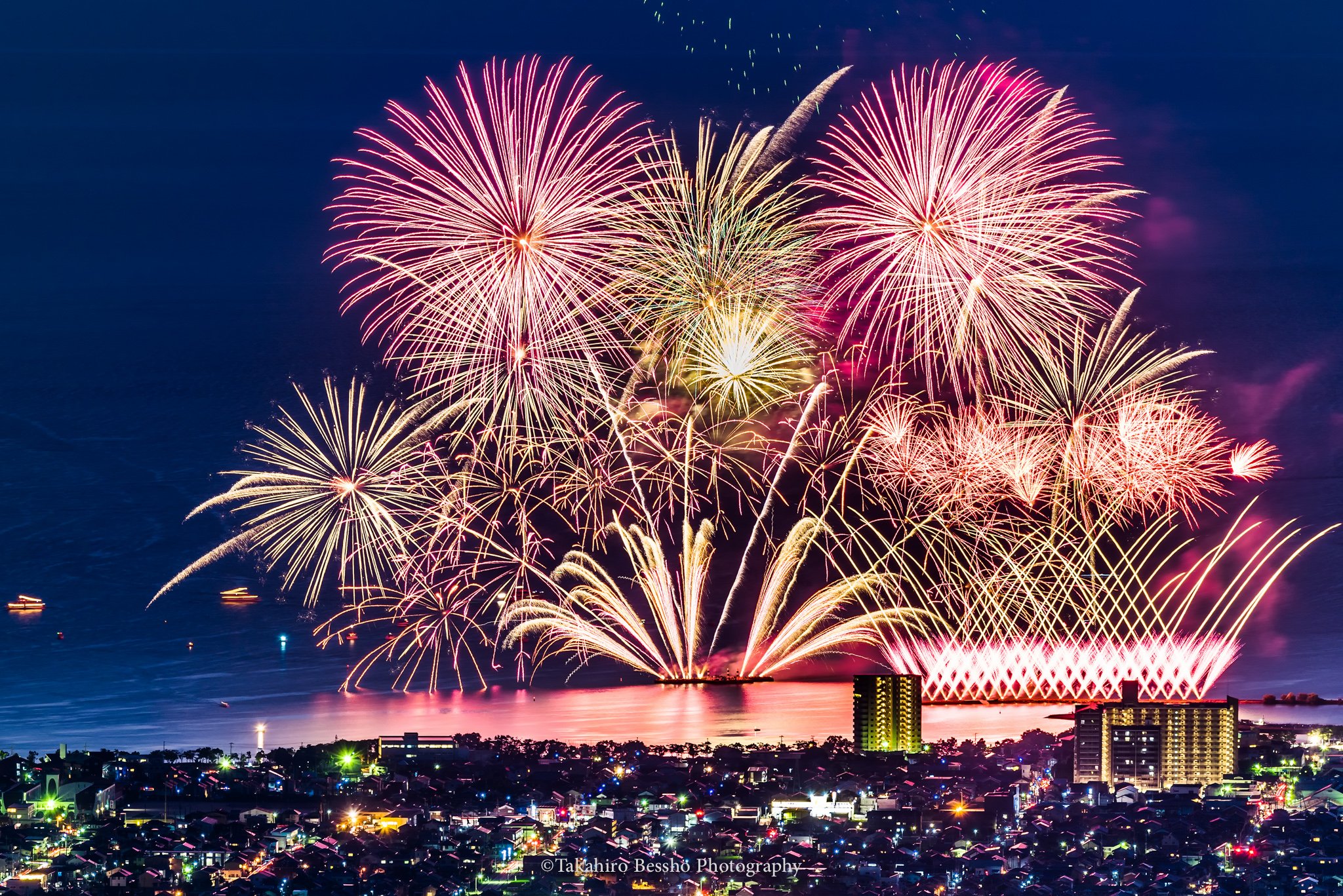 別所隆弘 Takahiro Bessho 超望遠で花火 を撮る試みは 実は一年前のこれが最初でした 14キロ離れた地点から400mmで撮ってます 15年の長浜 北びわ湖大花火大会から 16年は8月4日開催です 花火 長浜 去年の写真 北琵琶湖 T Co