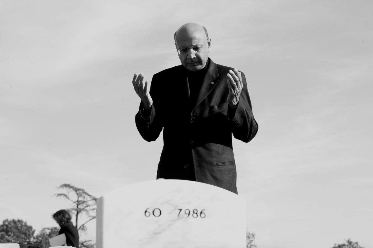 jerrysaltz's tweet photo. Khan Khan praying at son's grave in 2007. (Photo by Eugene Richards). Have you no decency Mr. Trump. https://t.co/LauuTkkaIk