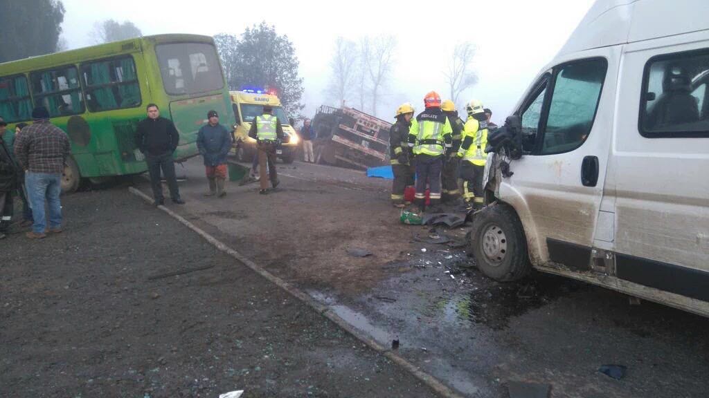 rioenlinea's tweet photo. [🔵AHORA] Un muerto y varios heridos en colisión múltiple en ruta de #Paillaco. (Fotos @BomberoPaillaco) #Valdiviacl https://t.co/2Fy9ss2zTE