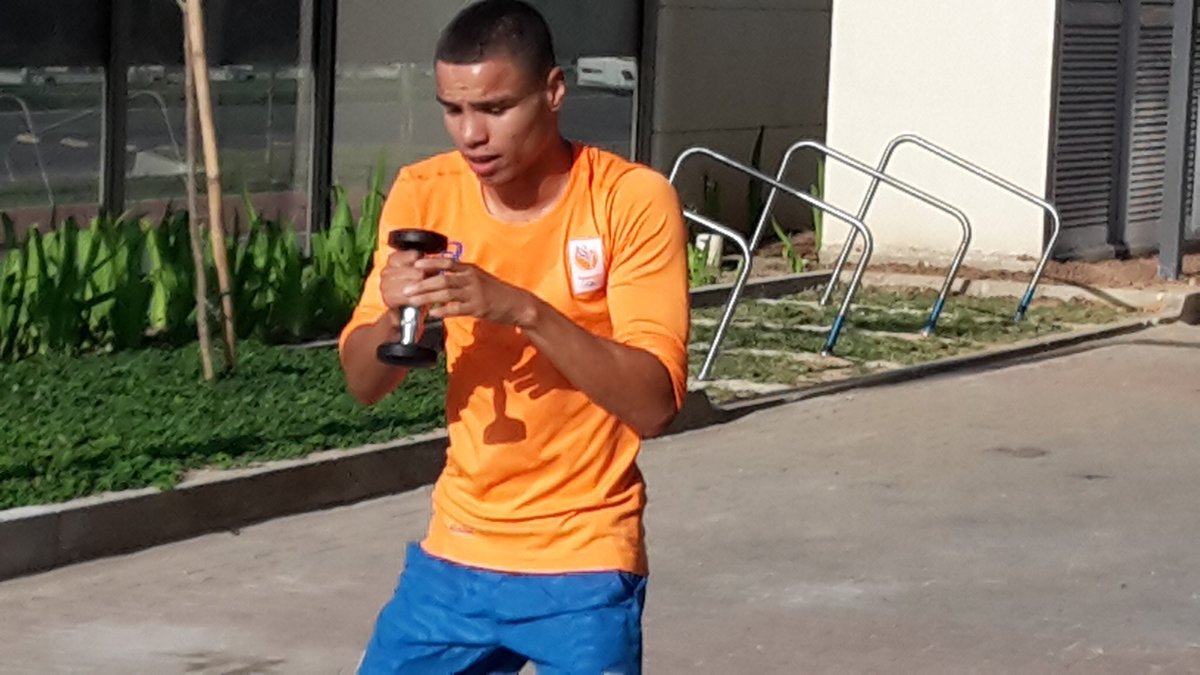 TeamNLtweets's tweet image. De #TeamNL boksers @mullenberg en La Cruz trainen gewoon voor de deur op straat. Streetfighters 😊 ➡️ 👊 #Rio2016