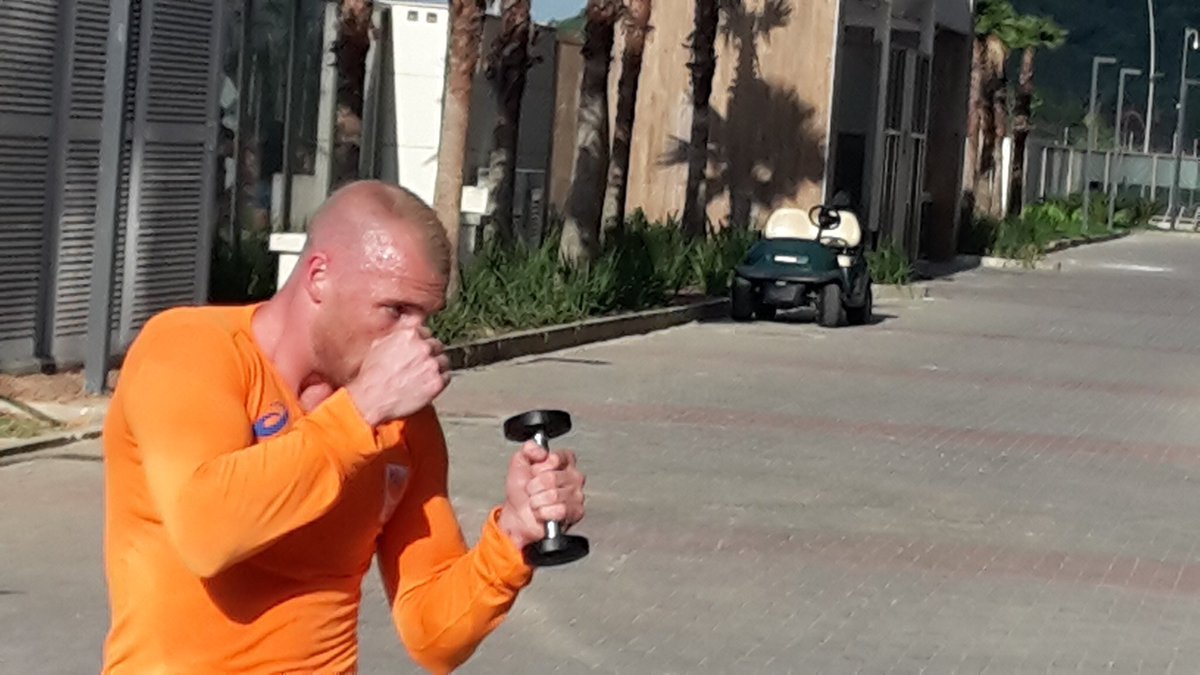 TeamNLtweets's tweet image. De #TeamNL boksers @mullenberg en La Cruz trainen gewoon voor de deur op straat. Streetfighters 😊 ➡️ 👊 #Rio2016