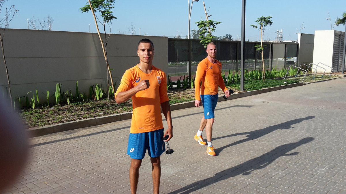 TeamNLtweets's tweet image. De #TeamNL boksers @mullenberg en La Cruz trainen gewoon voor de deur op straat. Streetfighters 😊 ➡️ 👊 #Rio2016