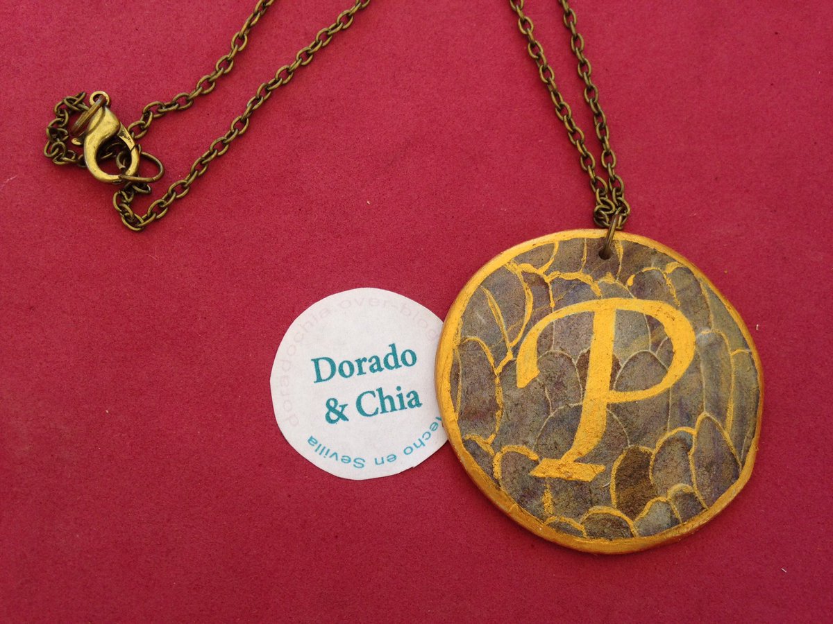 Colgante con inicial, cadena en oro viejo de la firma #doradochia se encuentra en  popychia.es <a href="/Valenzuela_SVQ/">Valenzuela Sevilla</a>