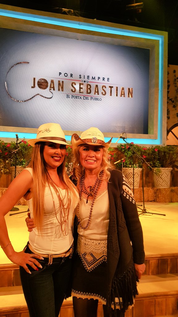 LIZCLAPES's tweet photo. GRACIAS @carlaestrada ESTOY FELIZ DE SER PARTE D @PorSiempreJoan Y BENDECIDA DE SER PARTE DE TU EQUIPO 💖😘💕 https://t.co/u2zKi4txpg
