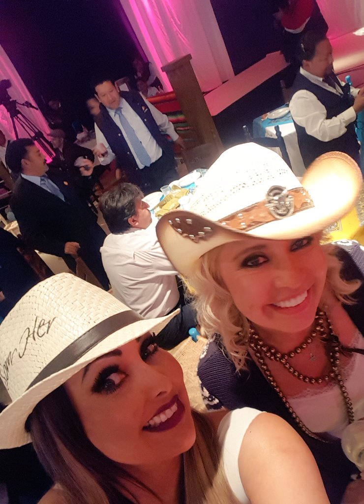 LIZCLAPES's tweet photo. GRACIAS @carlaestrada ESTOY FELIZ DE SER PARTE D @PorSiempreJoan Y BENDECIDA DE SER PARTE DE TU EQUIPO 💖😘💕 https://t.co/u2zKi4txpg