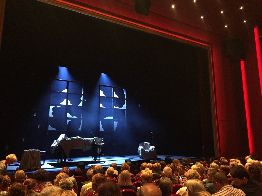 Volle bak voor de eerste show van de <a href="/SimoneSoloTour/">Simone!</a> zomerserie in @delamartheater! #SimoneKleinsma #CorBakker