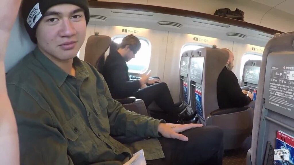 MAJESTYMlNAJ's tweet image. Me when someone mentions @5SOS