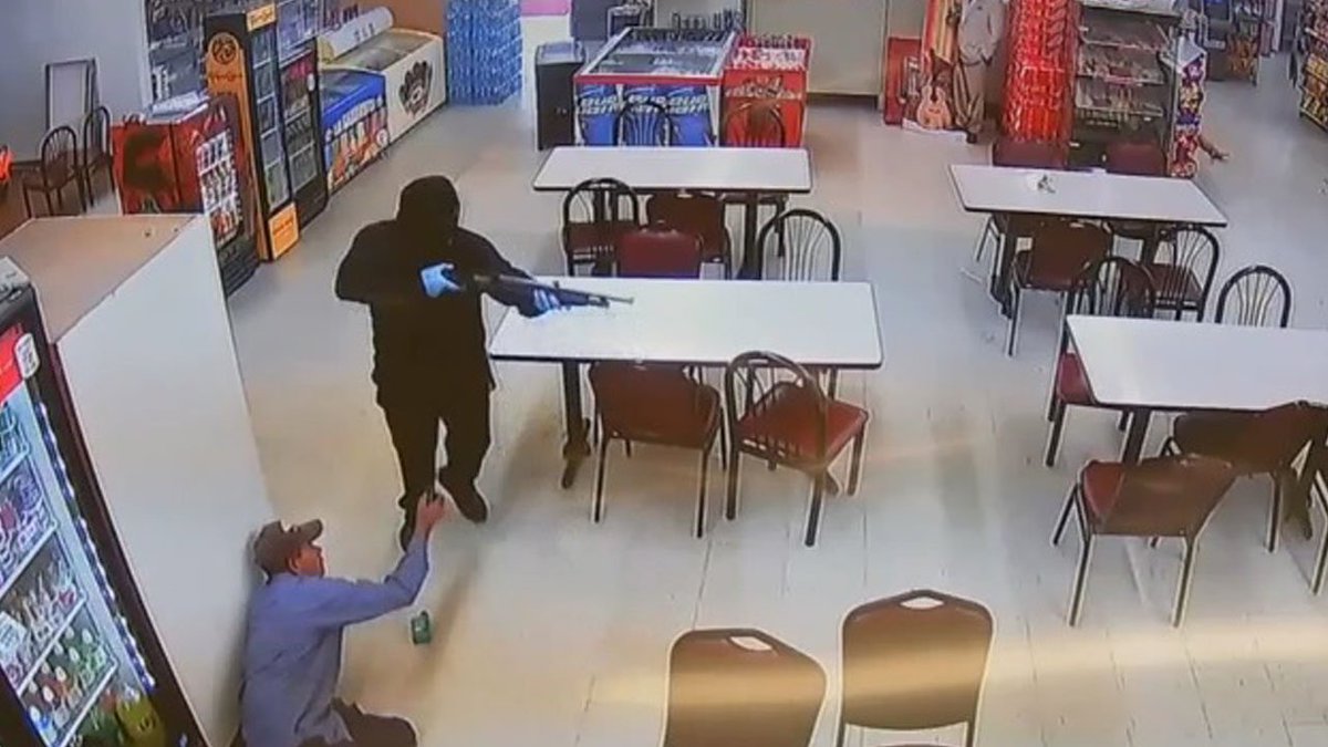 WATCH Terrifying video of gunmen attempting to rob supermarket bit.ly/2ashMLA?utm_me… https://t.co/FXw8V0Npb1