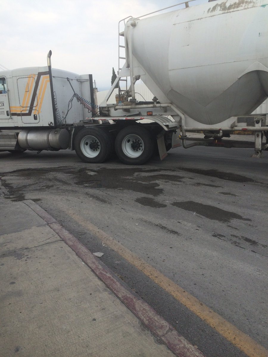 OReynoso's tweet photo. @locutor30 daños en calles recién pavimentadas #comosa a un costado de Pemex blv cuauhnahuac https://t.co/h79NVtiHR1