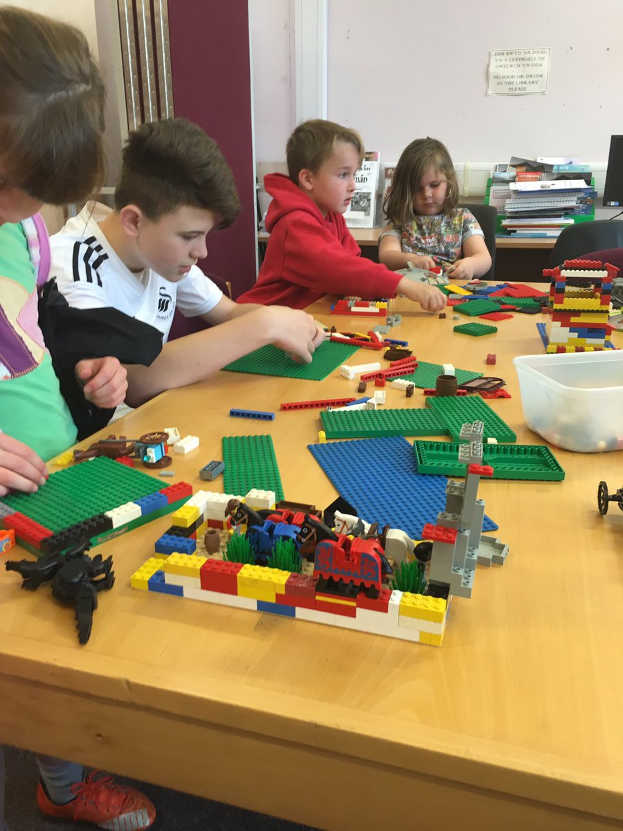 ScottDavies87's tweet photo. Plant yn mwynhau yn clwb Lego bore 'ma yn Llyfrgell Brynaman. @CarmsLibraries @BlackMountainCe  @CarmsCouncil https://t.co/C0OUGS39YS