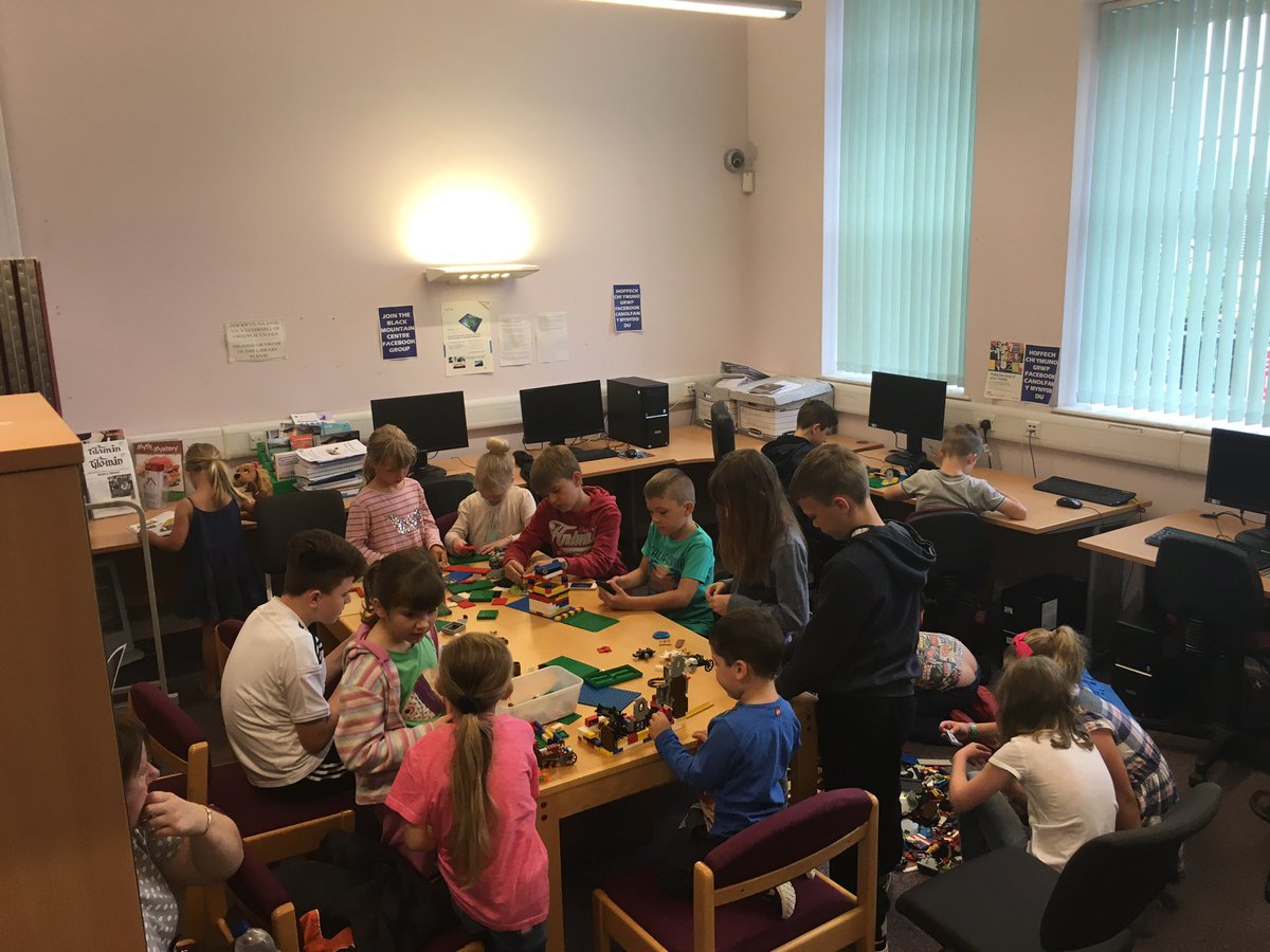 ScottDavies87's tweet photo. Plant yn mwynhau yn clwb Lego bore 'ma yn Llyfrgell Brynaman. @CarmsLibraries @BlackMountainCe  @CarmsCouncil https://t.co/C0OUGS39YS