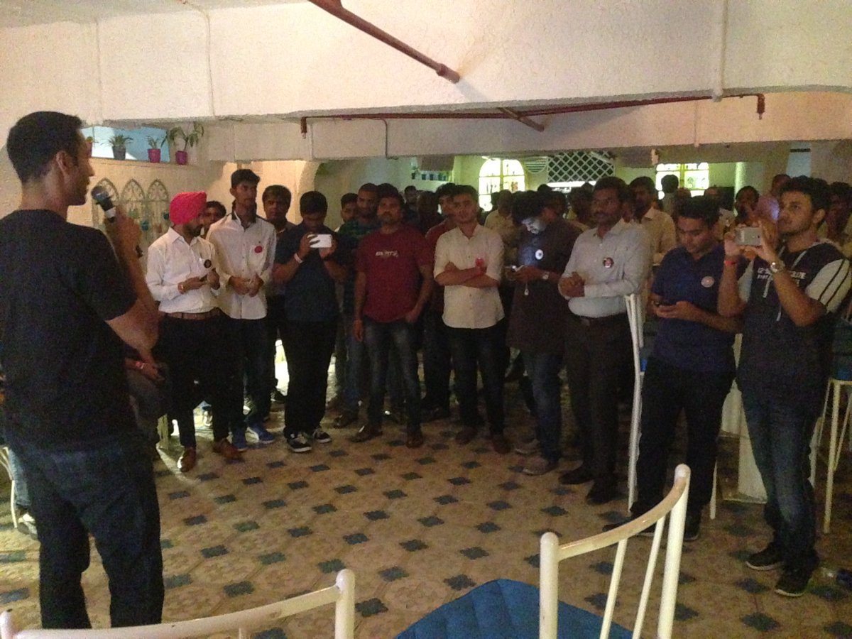 akshue's tweet photo. Chilling in Chennai @ the #YouTubeHappyHour  @YTCreatorsIndia https://t.co/jheIN3UzV6