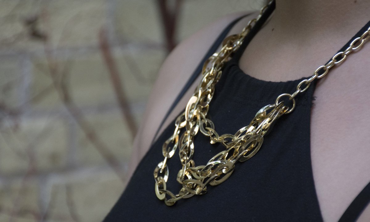 silverlotus1's tweet photo. The right #necklace always completes an outfit. #chaingamestrong #chainsonhains #gold #costume #fashion https://t.co/hp9oDE44ej
