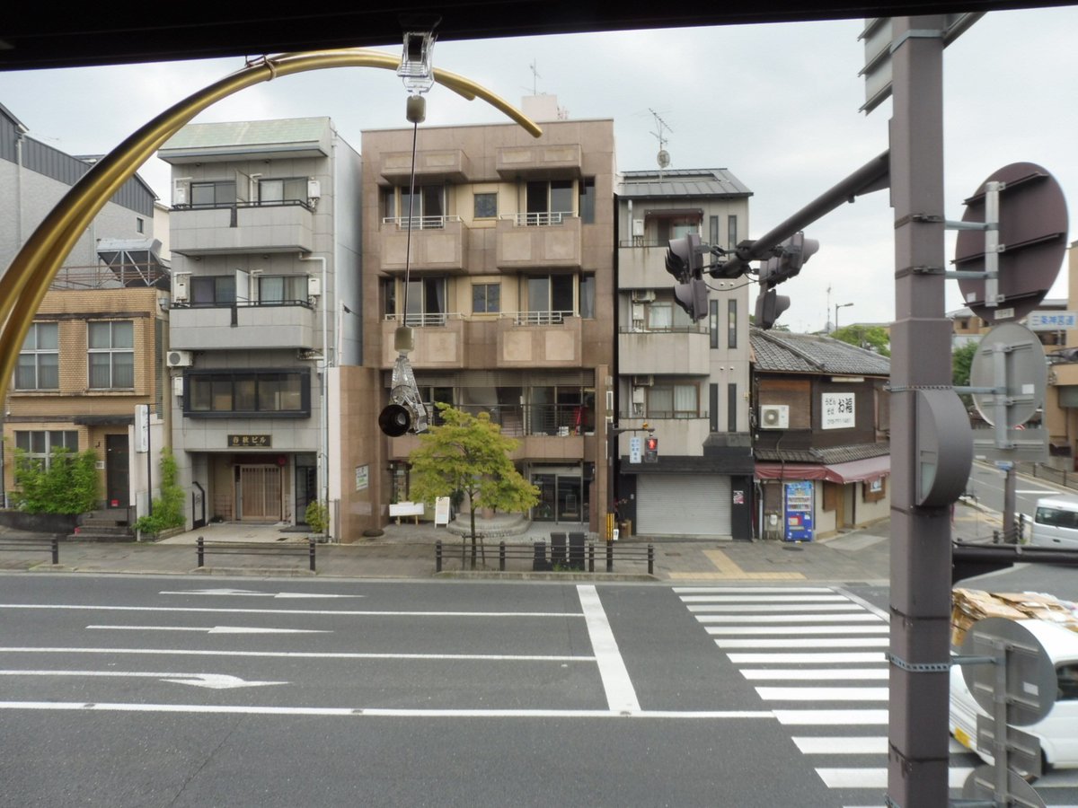 小吹隆文 Kunst Arztの 赤い車が走り抜ける 中山和也キュレーションで 10組の作家が参加 と言っても 画廊内には作品がほぼない テキストを読んで作品を探しながら アートについて再考を T Co Vgyh0f4yj9