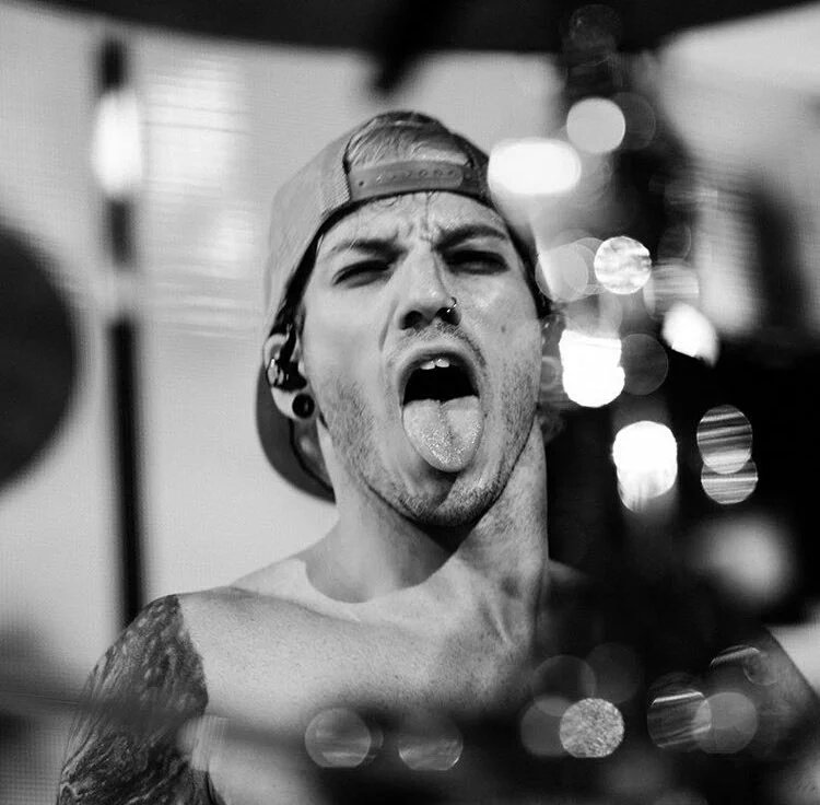 __disxsterboy's tweet photo. ¿Un RT por favor?
Joshua, bateria de TØP buscando amigxs por #FreeRol.
Sigueme y dare un toque de locura a tu tl. https://t.co/G4YwstUy7t