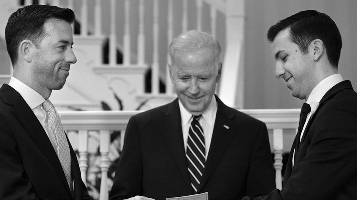 'Love is love': <a href="/JoeBiden/">Joe Biden</a> officiates wedding for two <a href="/WhiteHouse/">The White House</a> staffers  on.today.com/2aKfLZY