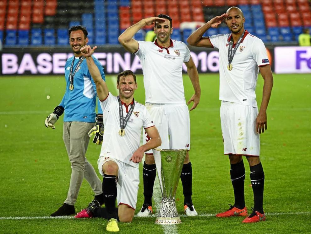 sevillafc16's tweet photo. ¿Por qué él @valenciacf  no dejar venir a nadie al @SevillaFC ? https://t.co/mZpCl57PH6