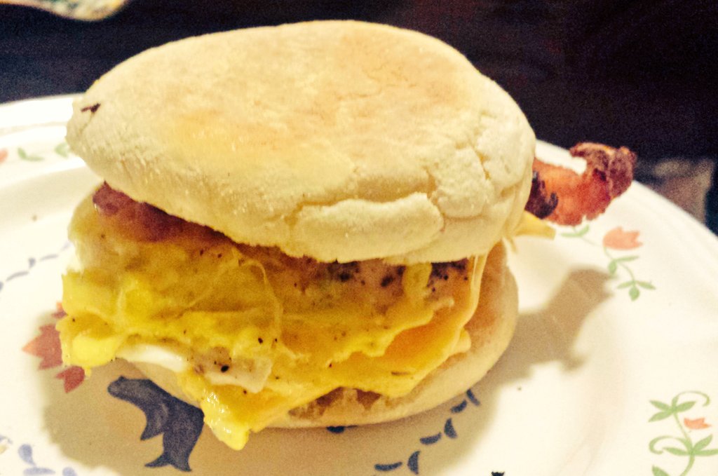 TristanPeg's tweet photo. Bacon Egg and Cheese English Muffin for breakfast! ❤👍 #Bacon #Egg #Cheese #EnglishMuffin #BreakfastThisMorning https://t.co/qNOWtDqorF