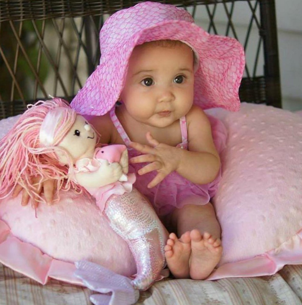 Those eyes! Those toes! That suit! ♥️♥️♥️
instagram.com/p/BIm4HgpDu6E