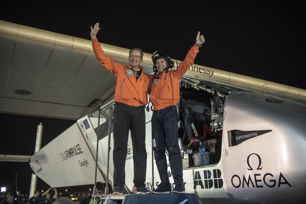 Claire_Dorland's tweet photo. Bravo à la team @SolarImpulse 2 qui boucle le premier tour du monde aérien sans carburant ! https://t.co/D6WQKojm5x https://t.co/8D51dlaRbX