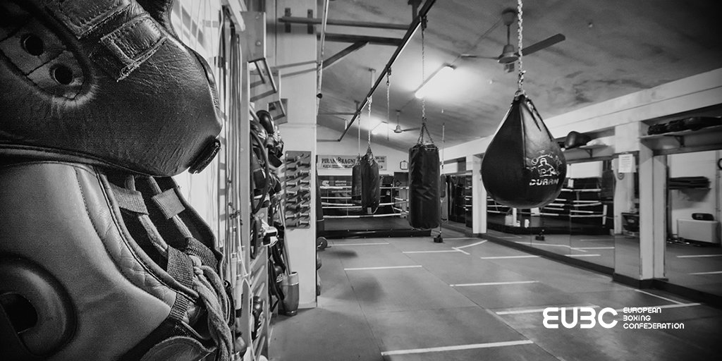 EUBCBOXING's tweet photo. A switch-hitter switches back and forth between a right-handed stance and a left-handed stance. #BoxingStyles https://t.co/7yjzrkTlqx