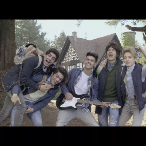 JessicaCarrillo's tweet image. #FelizMartes Me Encantó el NUEVO video de @CD9 #DejaVu goo.gl/0Xv6oQ