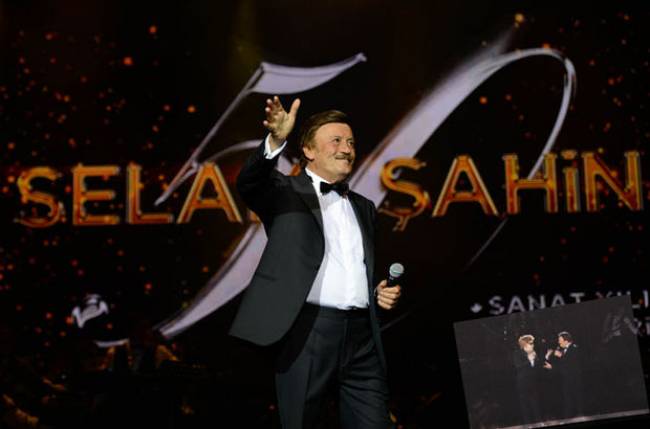 Selami Şahin ve Zeki Müren, Hologram teknolojisiyle düet yaptı!
fizikist.com/video/selami-s…