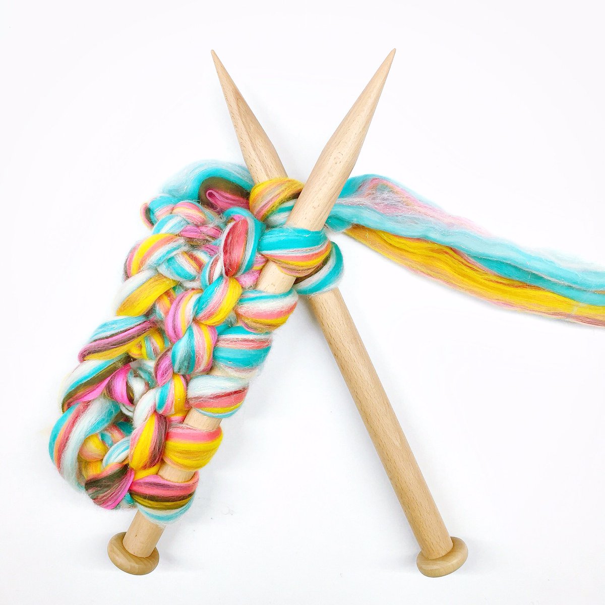 gilliangladrag's tweet photo. New #ExtremeKnitting #Needles #knit with #wooltops / #roving to make unique giant #knitting https://t.co/RSkSglQnT5 https://t.co/uZdxXxqesY